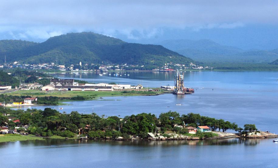 Empresas que atuam nos Portos do Paraná são responsáveis por mais da metade dos valores arrecadados pelas prefeituras com o Imposto Sobre Serviços (ISS). Em Paranaguá, a atividade respondeu por quase 66% do tributo, entre janeiro e agosto de 2019. Em Antonina, a participação foi de 67%.