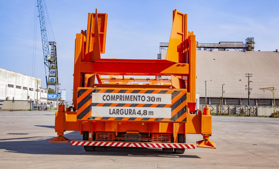 Já devidamente acomodada em uma dos pátios do Porto de Paranaguá, em frente ao berço 214, o volume aguarda a chegada do navio Toronto, um navio de veículos (Rollon, Roll off ou Ro-Ro), previsto para atracar no próximo dia 6, domingo.