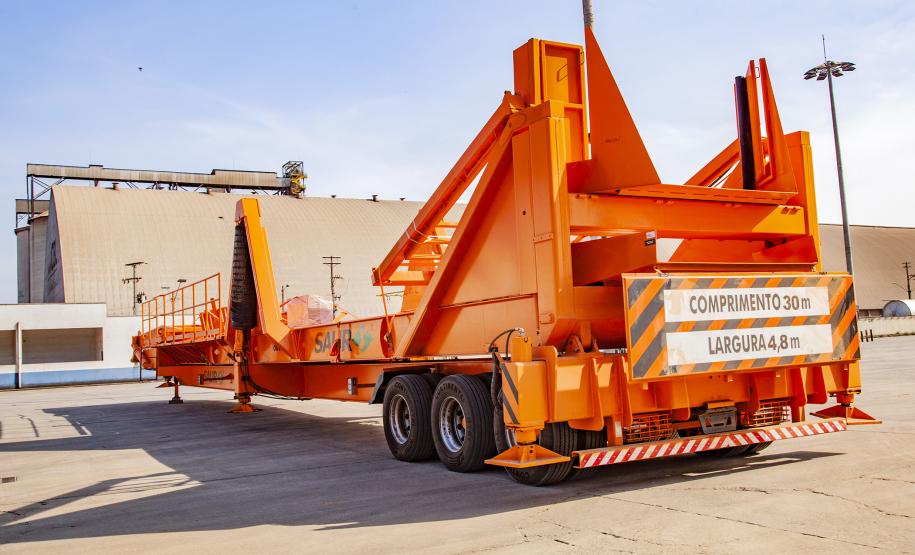 Já devidamente acomodada em uma dos pátios do Porto de Paranaguá, em frente ao berço 214, o volume aguarda a chegada do navio Toronto, um navio de veículos (Rollon, Roll off ou Ro-Ro), previsto para atracar no próximo dia 6, domingo.