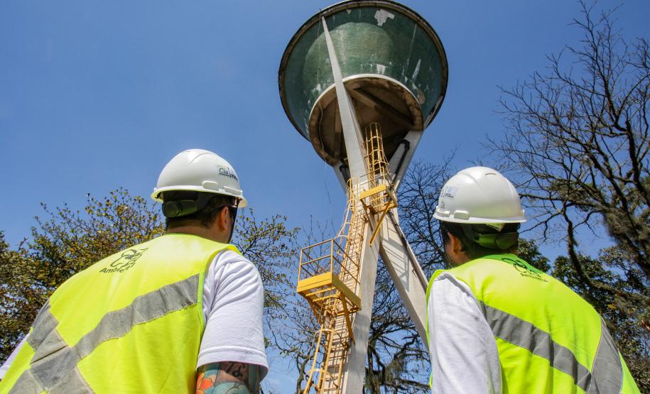 Nas aulas teóricas, foram reforçados o histórico da prevenção contra acidentes pessoais, os principais EPIs utilizados e como acidentes poderiam ser facilmente evitados. Na parte prática, os participantes escalaram a escada da caixa d’água do Porto de Paranaguá com todo os EPIs necessários.