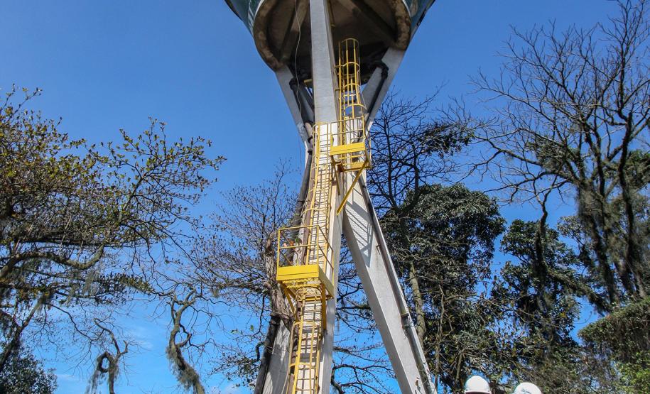 Nas aulas teóricas, foram reforçados o histórico da prevenção contra acidentes pessoais, os principais EPIs utilizados e como acidentes poderiam ser facilmente evitados. Na parte prática, os participantes escalaram a escada da caixa d’água do Porto de Paranaguá com todo os EPIs necessários.