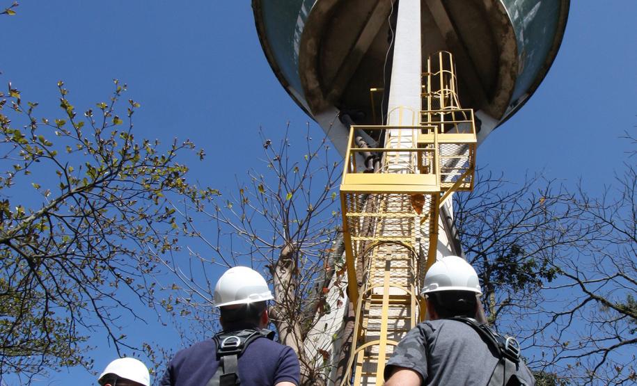 Nas aulas teóricas, foram reforçados o histórico da prevenção contra acidentes pessoais, os principais EPIs utilizados e como acidentes poderiam ser facilmente evitados. Na parte prática, os participantes escalaram a escada da caixa d’água do Porto de Paranaguá com todo os EPIs necessários.