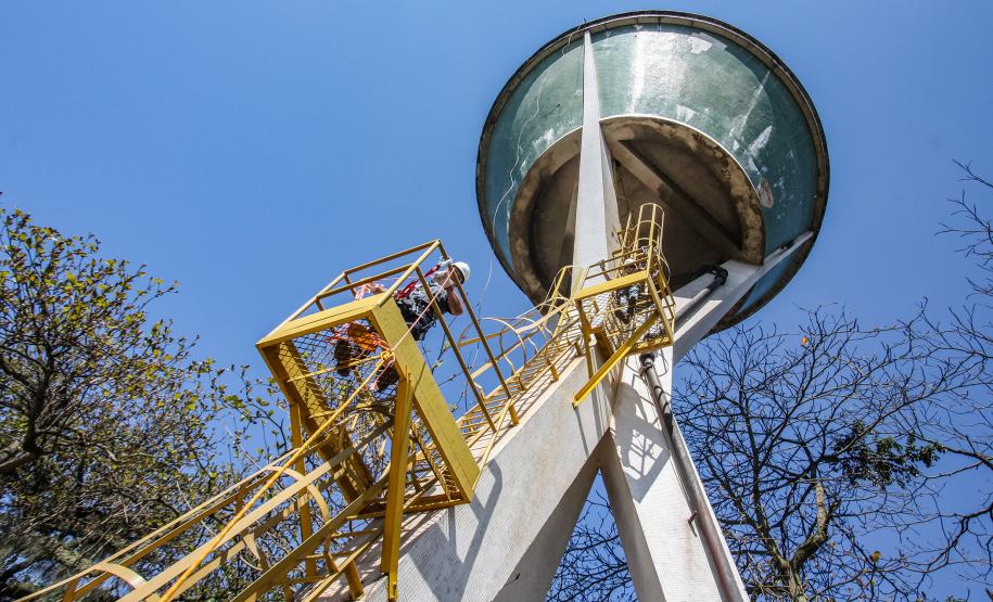 Nas aulas teóricas, foram reforçados o histórico da prevenção contra acidentes pessoais, os principais EPIs utilizados e como acidentes poderiam ser facilmente evitados. Na parte prática, os participantes escalaram a escada da caixa d’água do Porto de Paranaguá com todo os EPIs necessários.