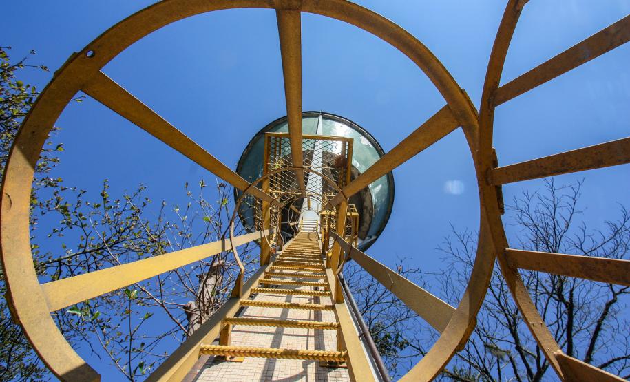 Nas aulas teóricas, foram reforçados o histórico da prevenção contra acidentes pessoais, os principais EPIs utilizados e como acidentes poderiam ser facilmente evitados. Na parte prática, os participantes escalaram a escada da caixa d’água do Porto de Paranaguá com todo os EPIs necessários.