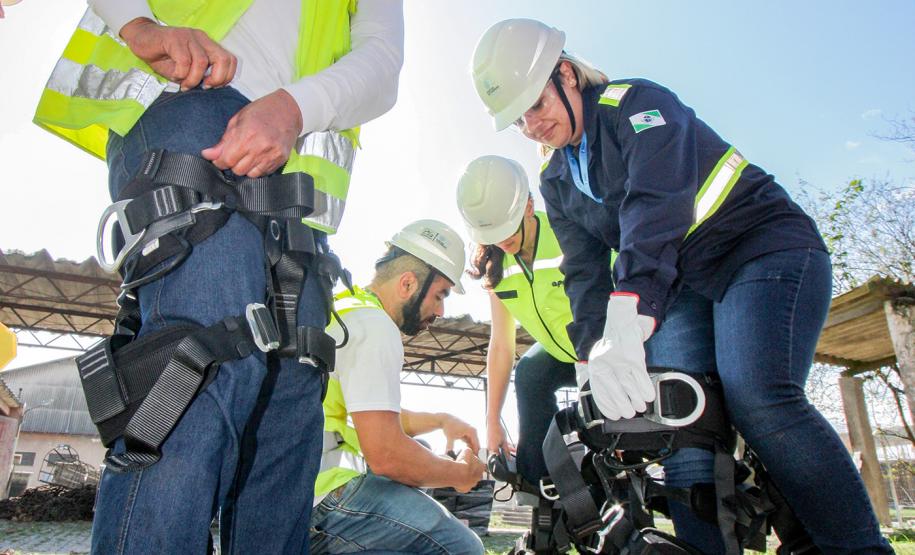 Nas aulas teóricas, foram reforçados o histórico da prevenção contra acidentes pessoais, os principais EPIs utilizados e como acidentes poderiam ser facilmente evitados. Na parte prática, os participantes escalaram a escada da caixa d’água do Porto de Paranaguá com todo os EPIs necessários.