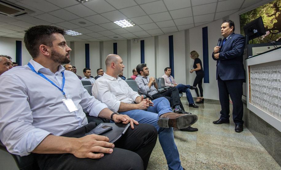 Objetivo é construir uma relação de maior confiança com investidores e clientes, buscando mais transparência, ética e integridade no serviço público. Nesta segunda-feira (28), funcionários participaram de uma palestra com o controlador-geral do Estado, Raul Siqueira.