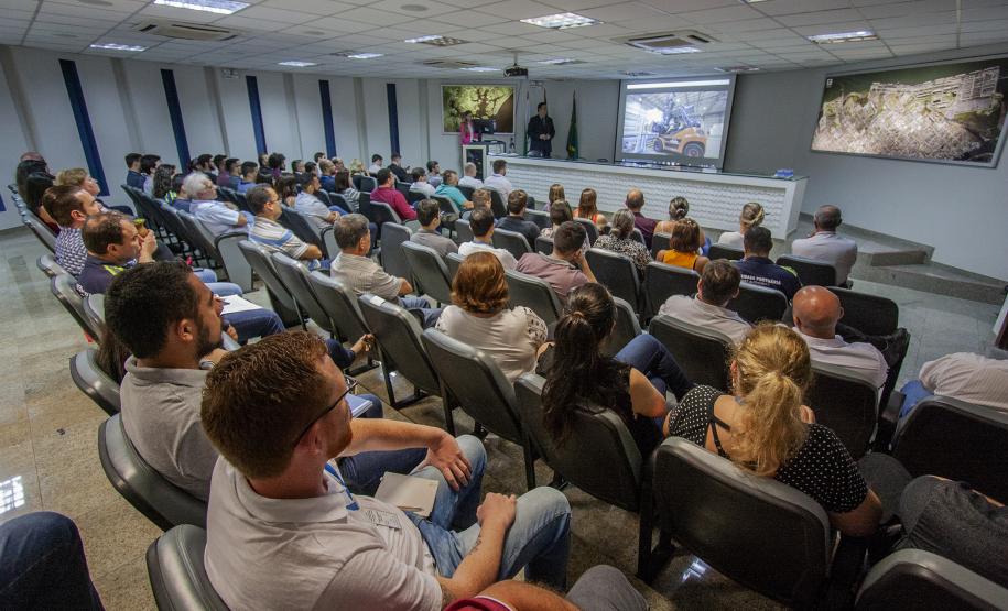 Objetivo é construir uma relação de maior confiança com investidores e clientes, buscando mais transparência, ética e integridade no serviço público. Nesta segunda-feira (28), funcionários participaram de uma palestra com o controlador-geral do Estado, Raul Siqueira.