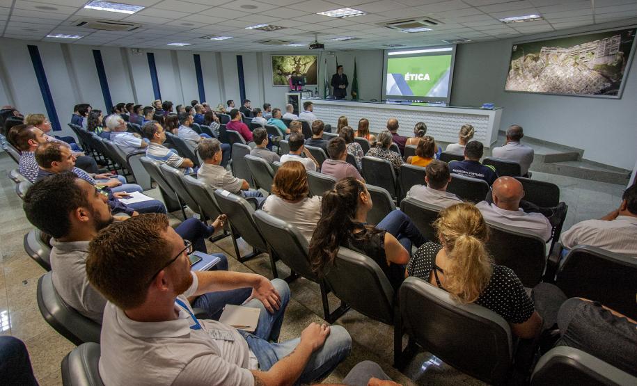 Objetivo é construir uma relação de maior confiança com investidores e clientes, buscando mais transparência, ética e integridade no serviço público. Nesta segunda-feira (28), funcionários participaram de uma palestra com o controlador-geral do Estado, Raul Siqueira.