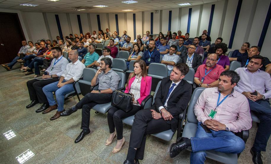Objetivo é construir uma relação de maior confiança com investidores e clientes, buscando mais transparência, ética e integridade no serviço público. Nesta segunda-feira (28), funcionários participaram de uma palestra com o controlador-geral do Estado, Raul Siqueira.