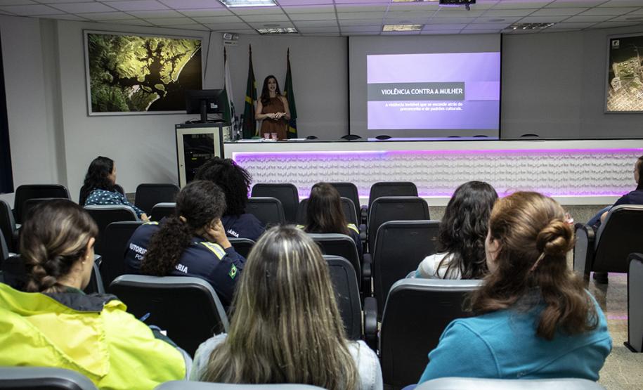 Ontem (16), o encontro foi com a Juíza da 1a Vara Criminal de Paranaguá, Dra Cintia Graeff. O tema abordado foi "As diversas formas de violência contra a Mulher".