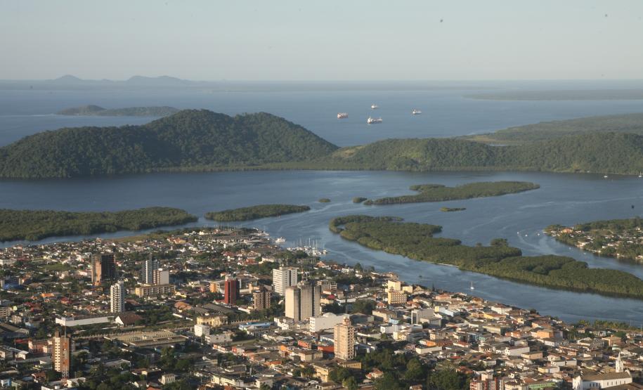 Empresas que atuam nos Portos do Paraná são responsáveis por mais da metade dos valores arrecadados pelas prefeituras com o Imposto Sobre Serviços (ISS). Em Paranaguá, a atividade respondeu por quase 66% do tributo, entre janeiro e agosto de 2019. Em Antonina, a participação foi de 67%.
