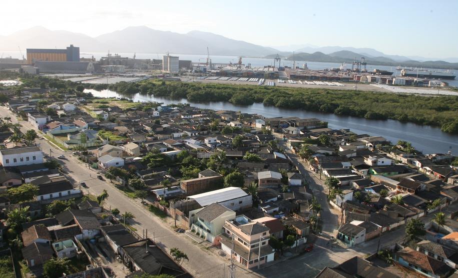 Empresas que atuam nos Portos do Paraná são responsáveis por mais da metade dos valores arrecadados pelas prefeituras com o Imposto Sobre Serviços (ISS). Em Paranaguá, a atividade respondeu por quase 66% do tributo, entre janeiro e agosto de 2019. Em Antonina, a participação foi de 67%.