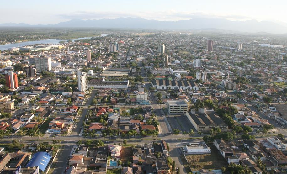 Empresas que atuam nos Portos do Paraná são responsáveis por mais da metade dos valores arrecadados pelas prefeituras com o Imposto Sobre Serviços (ISS). Em Paranaguá, a atividade respondeu por quase 66% do tributo, entre janeiro e agosto de 2019. Em Antonina, a participação foi de 67%.