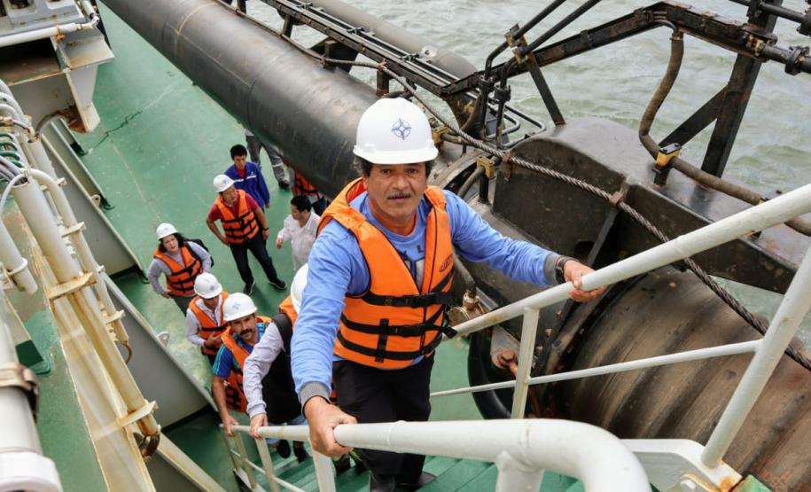 Pescadores de ilhas do entorno dos Portos visitam a draga