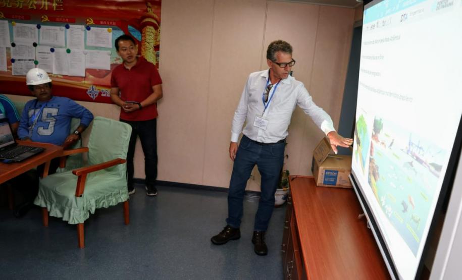 Pescadores de ilhas do entorno dos Portos visitam a draga