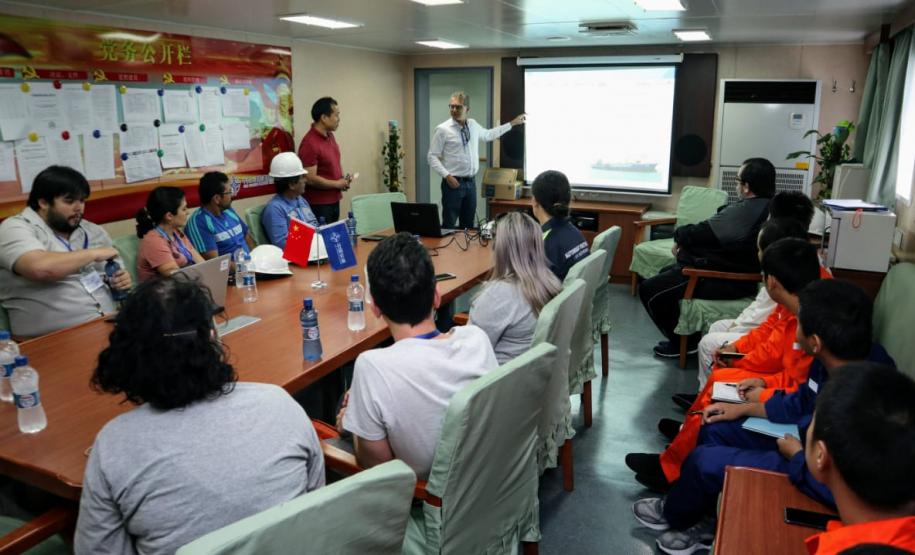 Pescadores de ilhas do entorno dos Portos visitam a draga