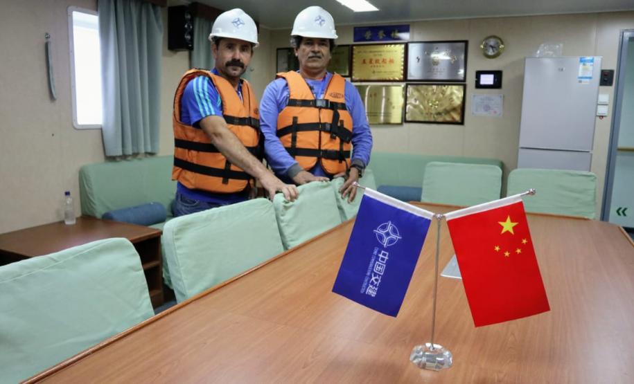 Pescadores de ilhas do entorno dos Portos visitam a draga