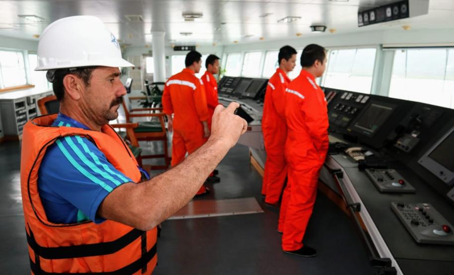 Pescadores de ilhas do entorno dos Portos visitam a draga