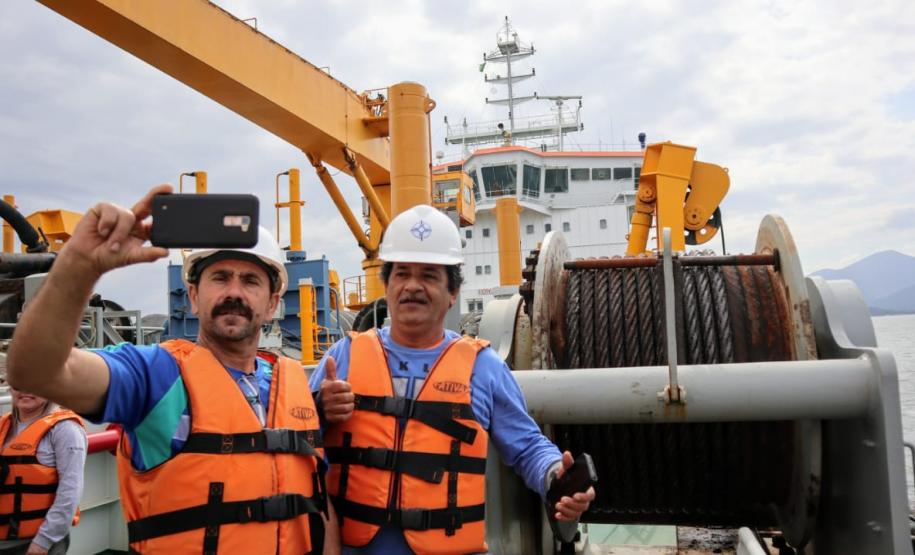 Pescadores de ilhas do entorno dos Portos visitam a draga