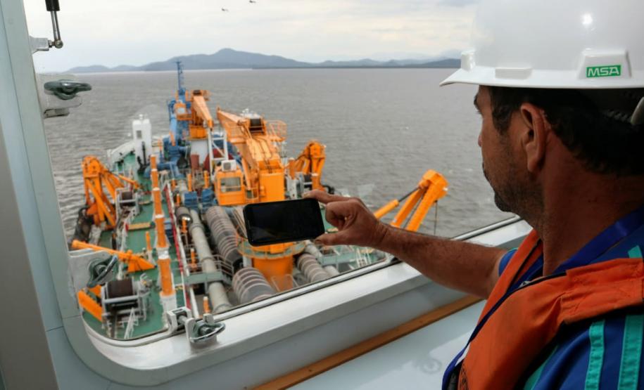 Pescadores de ilhas do entorno dos Portos visitam a draga