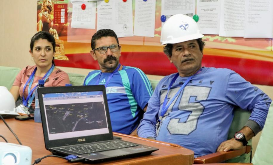 Pescadores de ilhas do entorno dos Portos visitam a draga