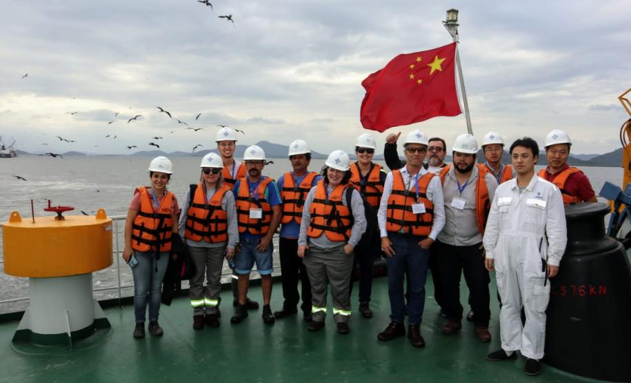 Pescadores de ilhas do entorno dos Portos visitam a draga