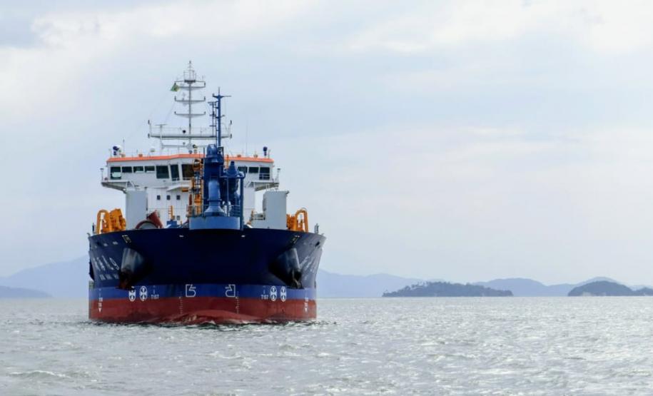 Pescadores de ilhas do entorno dos Portos visitam a draga