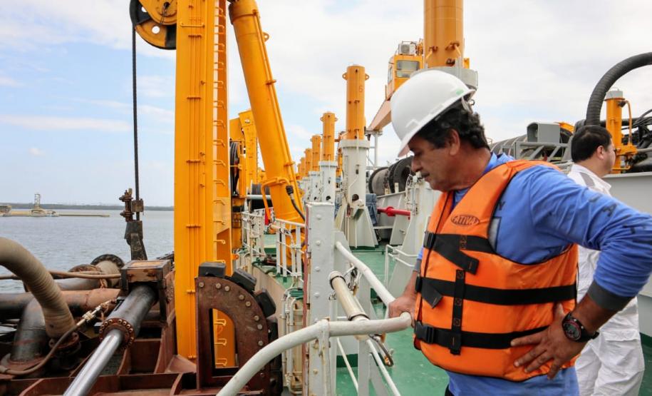 Pescadores de ilhas do entorno dos Portos visitam a draga