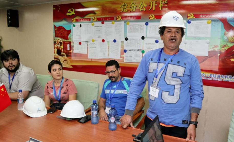 Pescadores de ilhas do entorno dos Portos visitam a draga