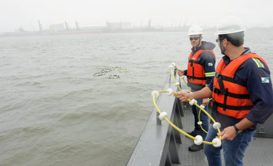 Ação envolveu diversos departamentos do porto e teve objetivo de aprimorar o serviço, para que a contenção em caso de vazamento real aconteça de forma coordenada, rápida e eficiente.