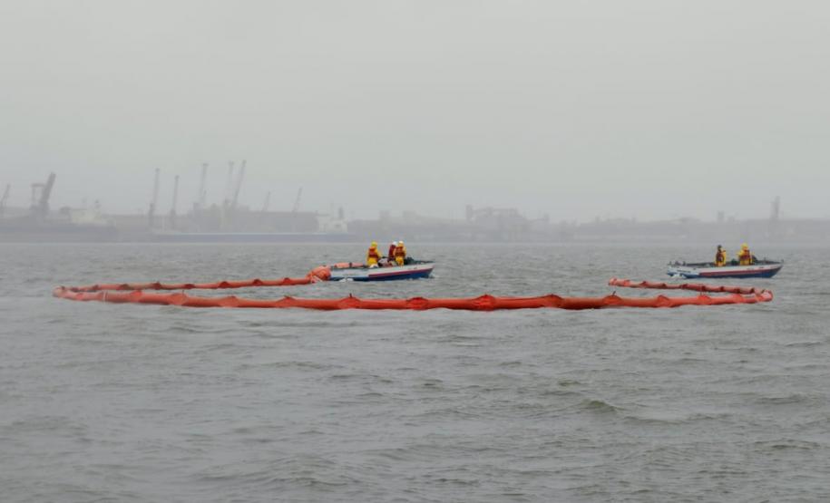 Ação envolveu diversos departamentos do porto e teve objetivo de aprimorar o serviço, para que a contenção em caso de vazamento real aconteça de forma coordenada, rápida e eficiente.