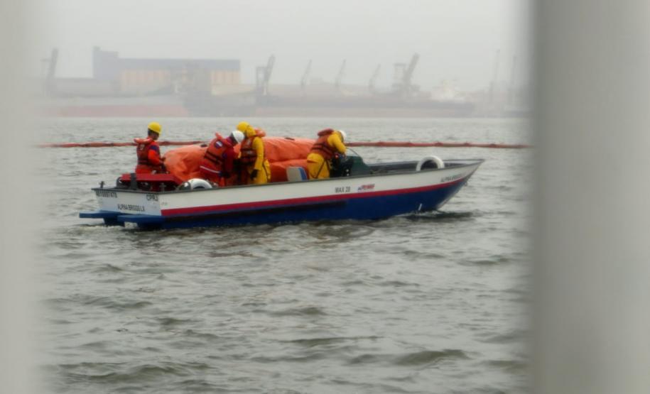 Ação envolveu diversos departamentos do porto e teve objetivo de aprimorar o serviço, para que a contenção em caso de vazamento real aconteça de forma coordenada, rápida e eficiente.