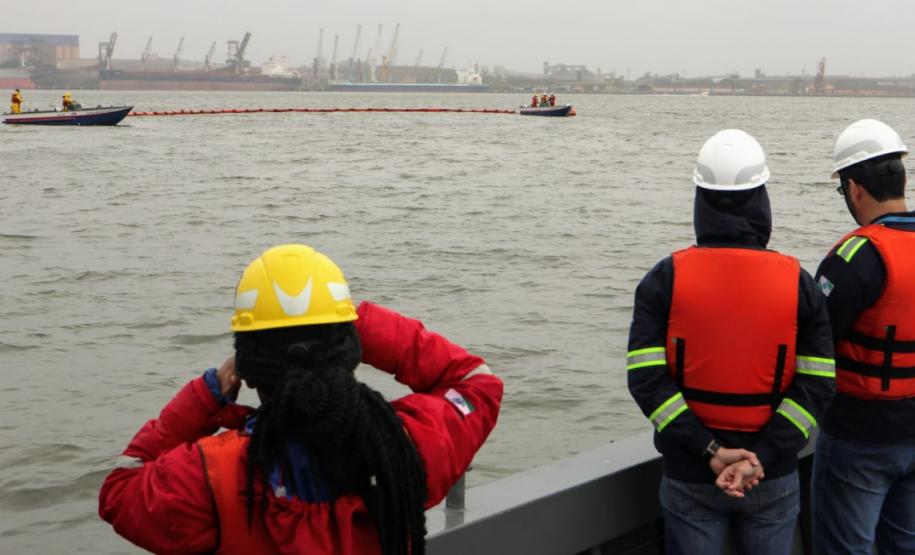 Ação envolveu diversos departamentos do porto e teve objetivo de aprimorar o serviço, para que a contenção em caso de vazamento real aconteça de forma coordenada, rápida e eficiente.