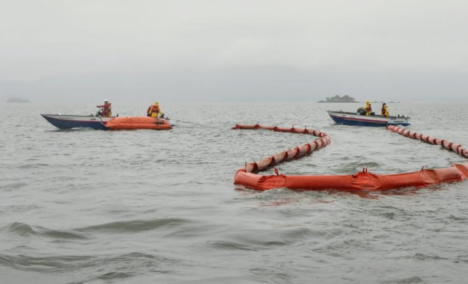 Ação envolveu diversos departamentos do porto e teve objetivo de aprimorar o serviço, para que a contenção em caso de vazamento real aconteça de forma coordenada, rápida e eficiente.