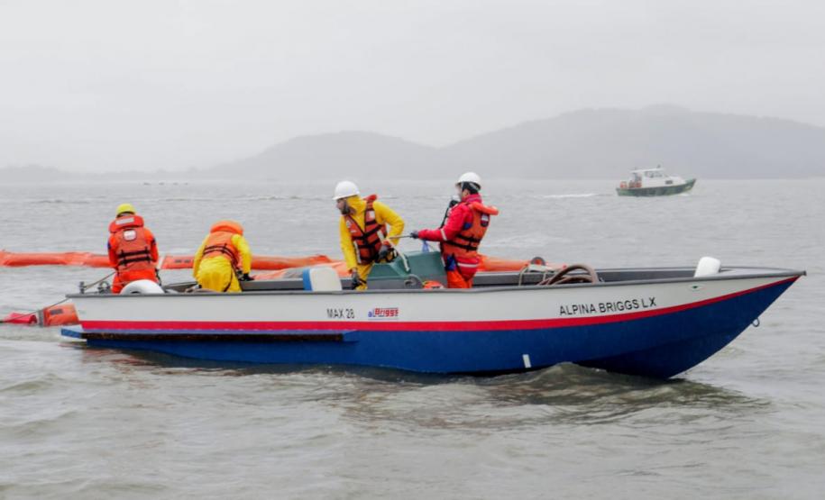 Ação envolveu diversos departamentos do porto e teve objetivo de aprimorar o serviço, para que a contenção em caso de vazamento real aconteça de forma coordenada, rápida e eficiente.