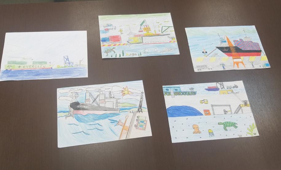 Concurso é organizado pela Portos do Paraná, em parceria com a prefeitura. Além de retratar o porto, os alunos também criam frases sobre a visita que fizeram.