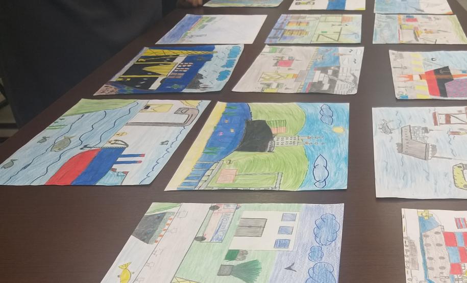 Concurso é organizado pela Portos do Paraná, em parceria com a prefeitura. Além de retratar o porto, os alunos também criam frases sobre a visita que fizeram.