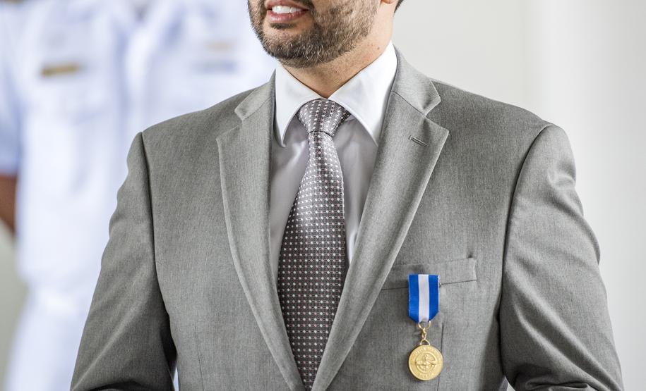 Luiz Fernando Garcia recebeu a medalha Amigo da Marinha, em reconhecimento aos serviços da autoridade portuária na manutenção da segurança da navegação pelos Portos do Paraná