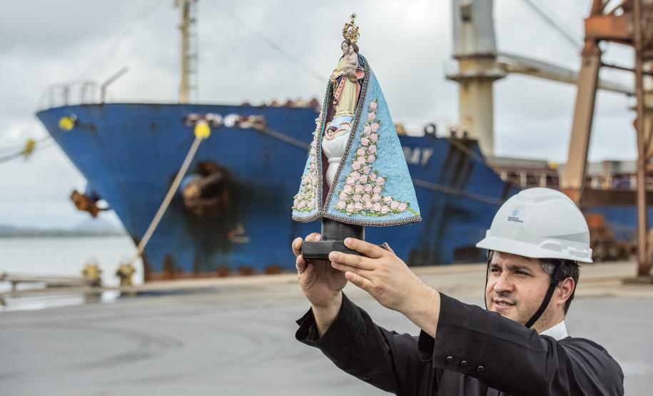 Padroeira do Paraná faz procissão pelo cais do Porto de Paranaguá