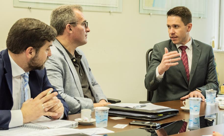 Ele conheceu um pouco mais sobre a estrutura dos portos paranaenses. De janeiro a outubro, este ano, foi quase 1,2 milhão de toneladas de cargas movimentadas pelos terminais do Paraná, com essa origem ou destino.