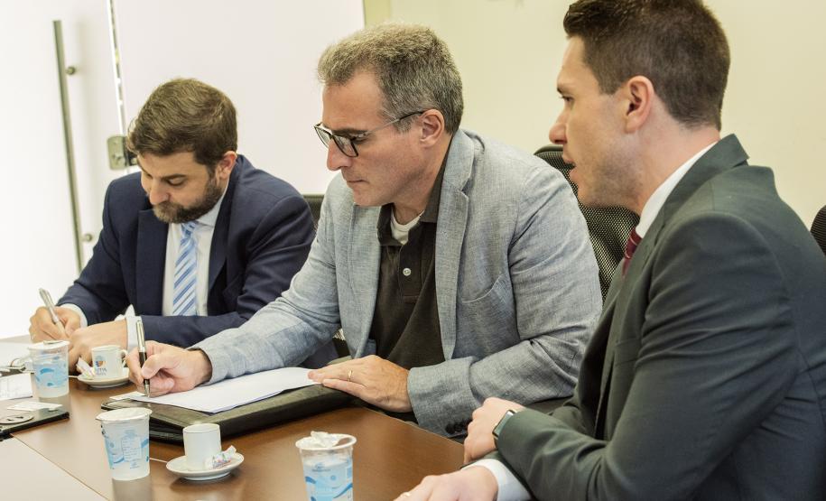 Ele conheceu um pouco mais sobre a estrutura dos portos paranaenses. De janeiro a outubro, este ano, foi quase 1,2 milhão de toneladas de cargas movimentadas pelos terminais do Paraná, com essa origem ou destino.