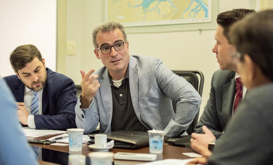 Ele conheceu um pouco mais sobre a estrutura dos portos paranaenses. De janeiro a outubro, este ano, foi quase 1,2 milhão de toneladas de cargas movimentadas pelos terminais do Paraná, com essa origem ou destino.