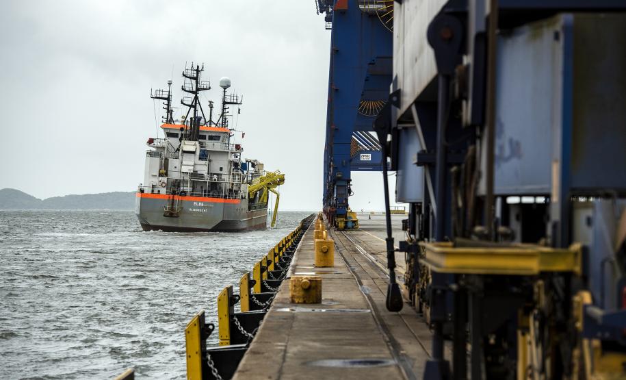 Trabalho é feito nos berços do cais comercial e píer público de inflamáveis. Obra de manutenção vai manter a profundidade mantida nos berços é de 13,5 metros e de 11 metros no píer