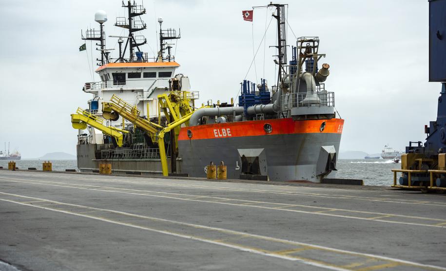 Trabalho é feito nos berços do cais comercial e píer público de inflamáveis. Obra de manutenção vai manter a profundidade mantida nos berços é de 13,5 metros e de 11 metros no píer