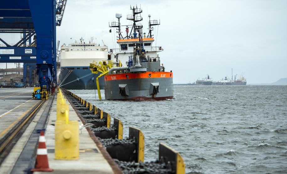 Trabalho é feito nos berços do cais comercial e píer público de inflamáveis. Obra de manutenção vai manter a profundidade mantida nos berços é de 13,5 metros e de 11 metros no píer