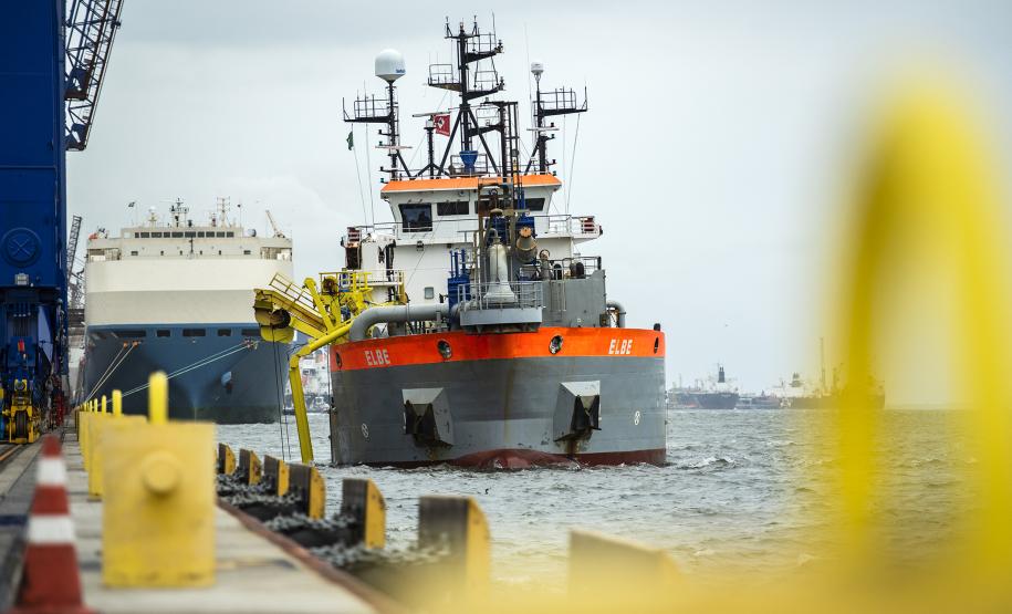 Trabalho é feito nos berços do cais comercial e píer público de inflamáveis. Obra de manutenção vai manter a profundidade mantida nos berços é de 13,5 metros e de 11 metros no píer