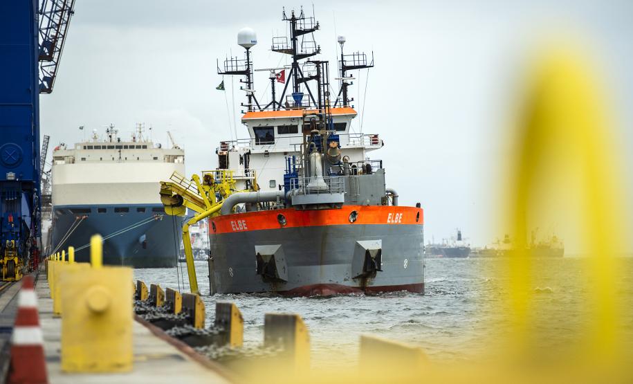 Trabalho é feito nos berços do cais comercial e píer público de inflamáveis. Obra de manutenção vai manter a profundidade mantida nos berços é de 13,5 metros e de 11 metros no píer