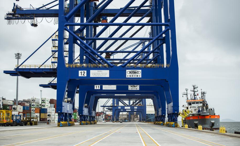 Trabalho é feito nos berços do cais comercial e píer público de inflamáveis. Obra de manutenção vai manter a profundidade mantida nos berços é de 13,5 metros e de 11 metros no píer