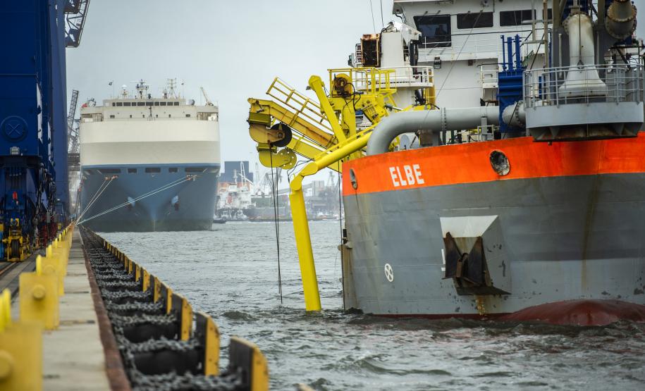 Trabalho é feito nos berços do cais comercial e píer público de inflamáveis. Obra de manutenção vai manter a profundidade mantida nos berços é de 13,5 metros e de 11 metros no píer