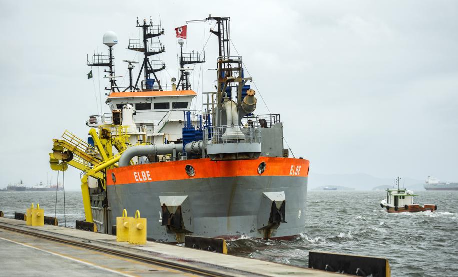 Trabalho é feito nos berços do cais comercial e píer público de inflamáveis. Obra de manutenção vai manter a profundidade mantida nos berços é de 13,5 metros e de 11 metros no píer